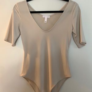 NWOT Leith Scoop Neck Mid-Sleeve Body Suit - Stone/Tan NEVER WORN